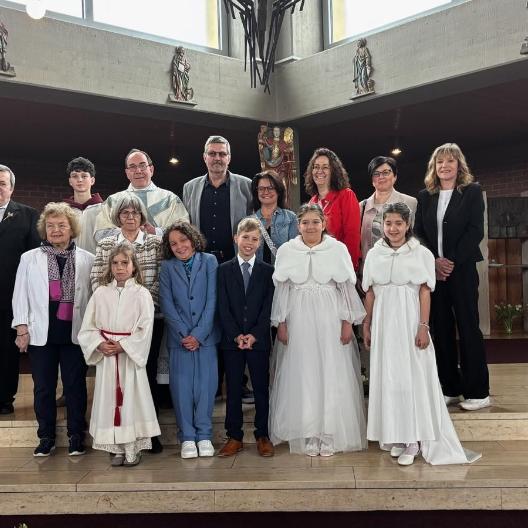 Die Erstkommunionkinder aus Reichenbach und Haßlach mit Pfr. Thomas Hauth, den Ministranten und einigen Jubilaren