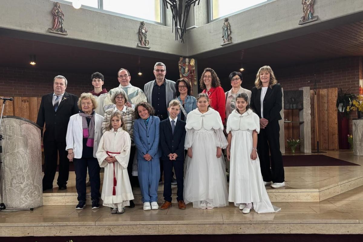 Die Erstkommunionkinder aus Reichenbach und Haßlach mit Pfr. Thomas Hauth, den Ministranten und einigen Jubilaren