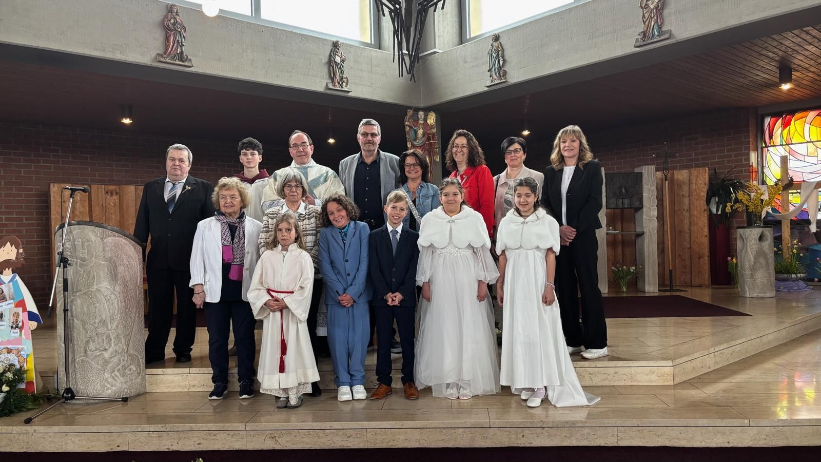 Die Erstkommunionkinder aus Reichenbach und Haßlach mit Pfr. Thomas Hauth, den Ministranten und einigen Jubilaren