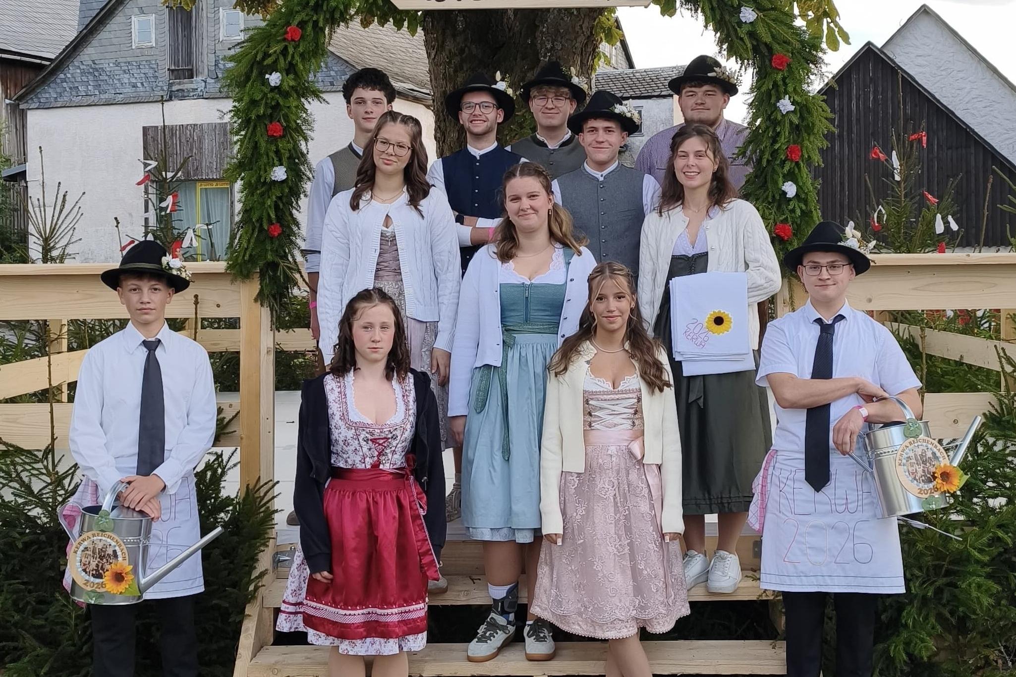 Die Zechpaare und die beiden Kellner am schön geschmückten Plan