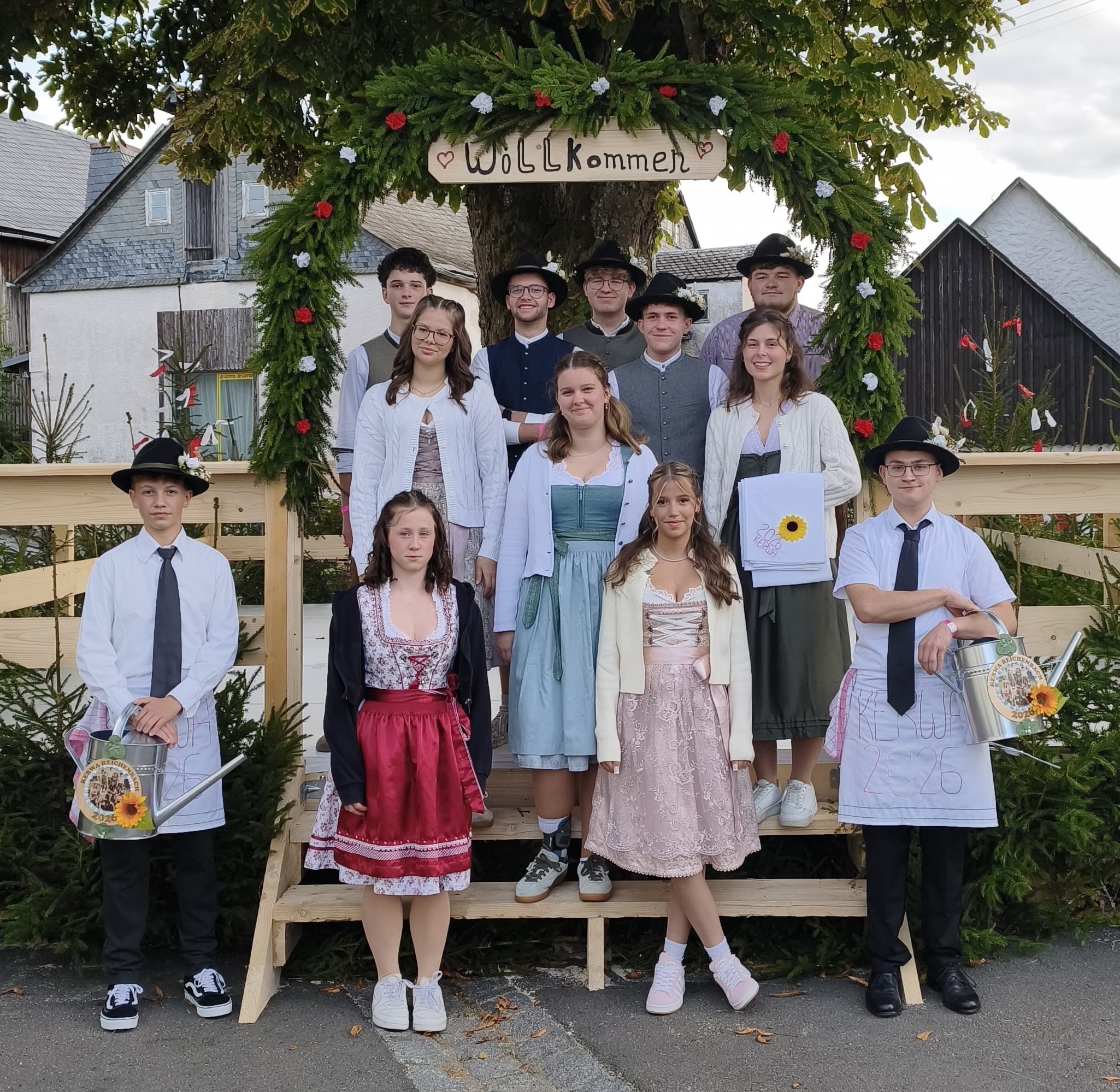 Die Zechpaare und die beiden Kellner am schön geschmückten Plan