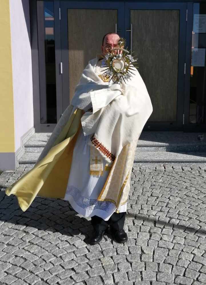 Pfarrer Hauth mit Monstranz